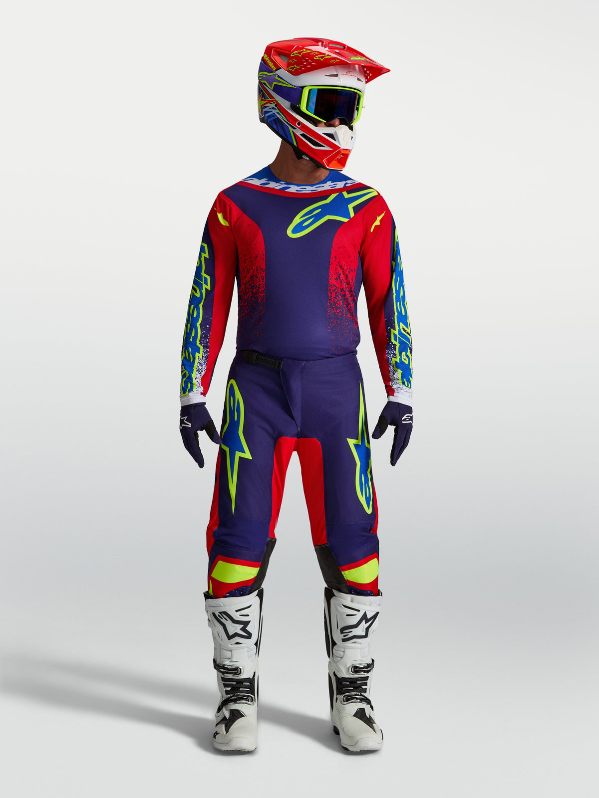Maillot Fluid Drag et Ensemble Fluid Drag d'Alpinestars, tenue de motocross tout-terrain pour homme, bleu marine et rouge feu, avec casque assorti et bottes de moto blanches