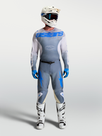 Pantalon et maillot Alpinestars Racer Amber, équipement de motocross pour homme, gris cendré et bleu UCLA, avec bottes et casque blancs, protection tout-terrain