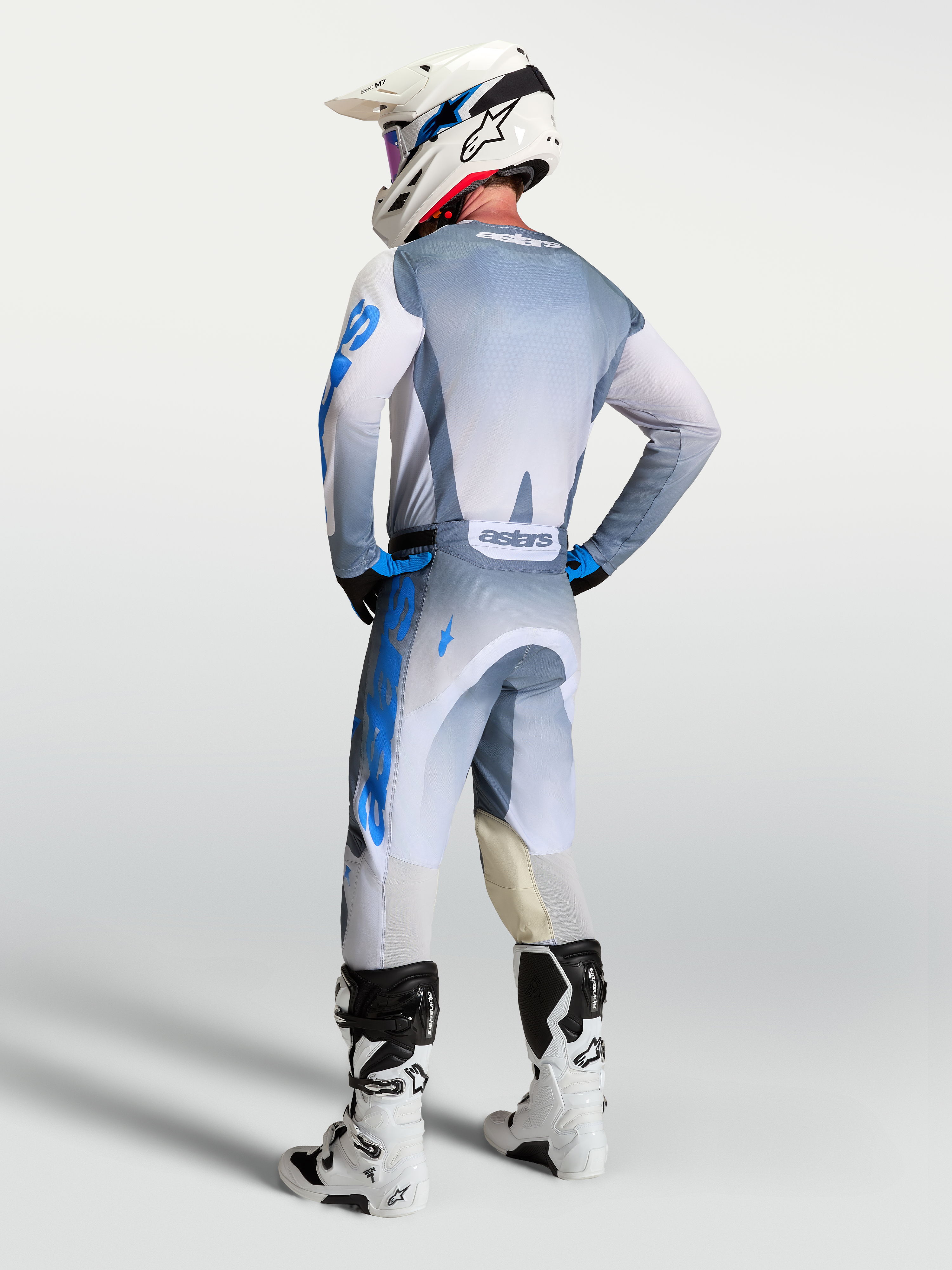 Alpinestars maillot Racer Amber, maillot de motocross pour homme, gris et bleu, vue de dos montrant la coupe ergonomique