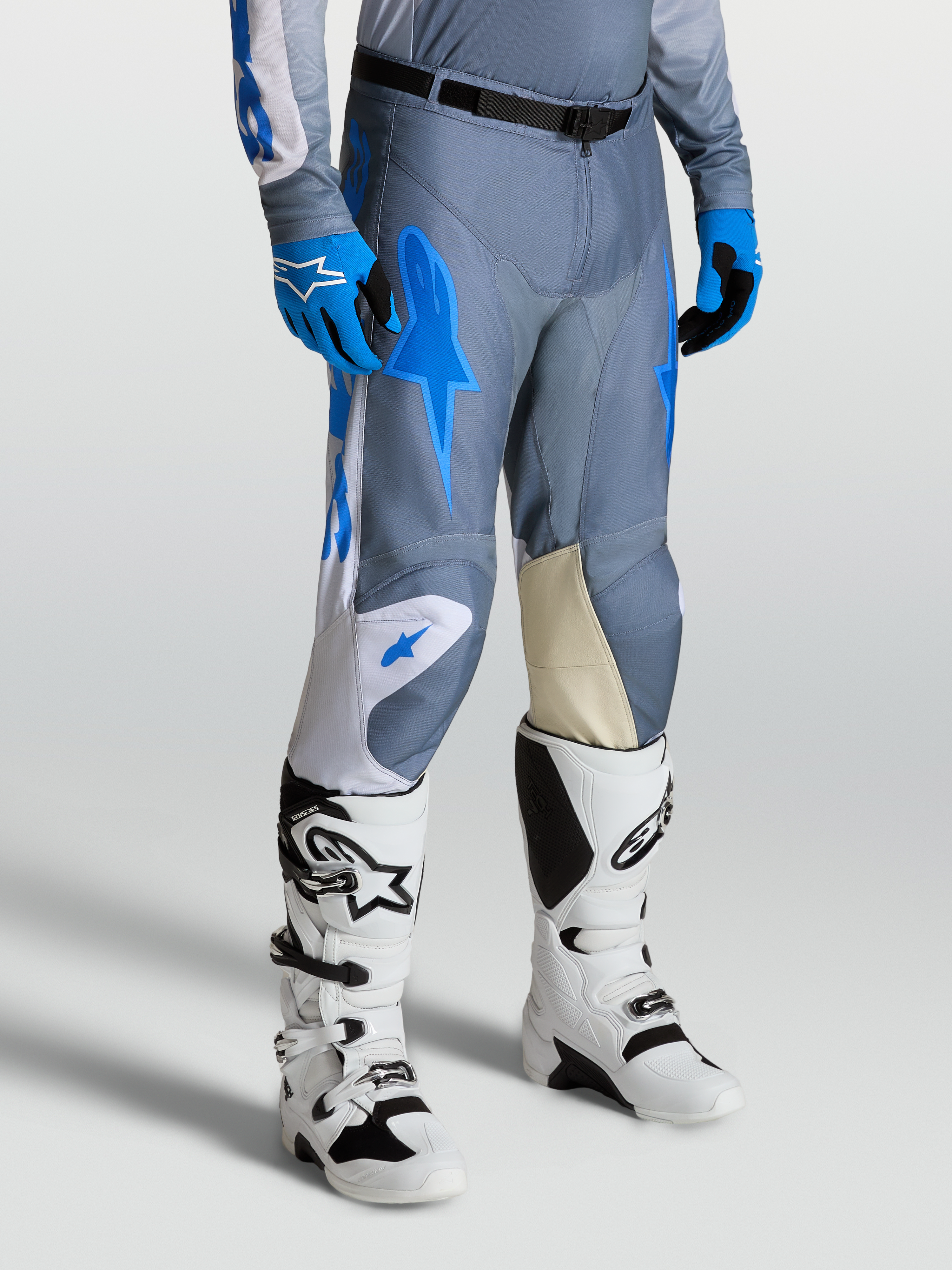 Alpinestars Pantalon Racer Amber, pantalon de motocross gris et bleu, pour homme, panneaux en cuir de chèvre aux genoux et bottes Techstar blanches