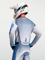 Alpinestars Maillot Racer Amber, maillot de motocross pour homme, gris cendré et bleu UCLA, vue arrière sur mannequin