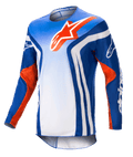 Alpinestars Racer Semi Jersey 2023, maillot de motocross à manches longues, dégradé bleu et blanc avec accents orange vif, grand logo Alpinestars orange sur la poitrine, larges bandes verticales blanches sur les côtés, tissu léger évacuant l'humidité pour le tout-terrain