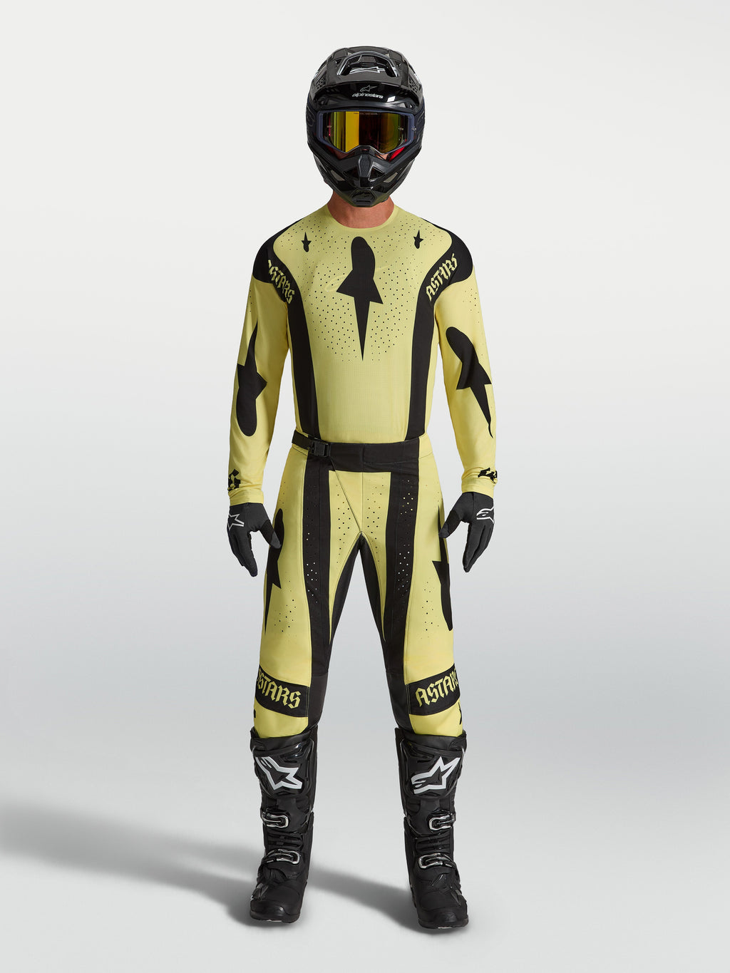 Alpinestars Maillot Techstar Atrox, maillot de motocross pour homme, jaune et noir, coupe athlétique de course avec perforations laser, porté par un pilote.