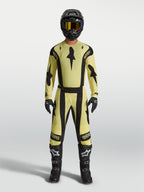 Alpinestars Maillot Techstar Atrox, maillot de motocross pour homme, jaune et noir, coupe athlétique de course avec perforations laser, porté par un pilote.