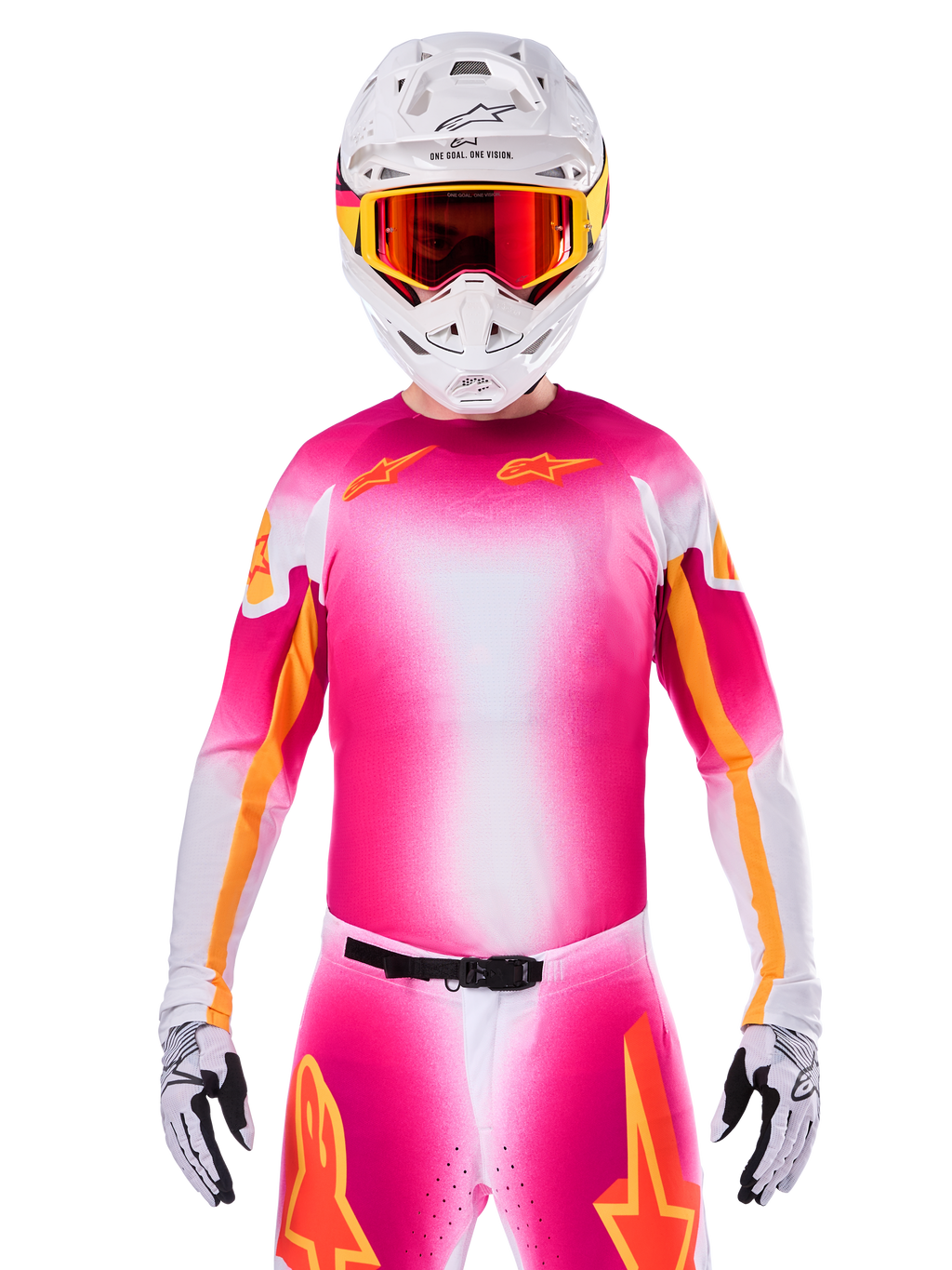 Alpinestars Limited Edition Supertech AFD MIG Jersey, maillot de motocross rose fluo et blanc, avec un dégradé éclatant et des logos d'étoiles orange, porté comme une tenue de course complète avec pantalon assorti, casque blanc et lunettes rouges, équipement professionnel pour le tout-terrain