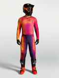 Alpinestars Pantalon Fluid Kepler et Gear Set, ensemble de motocross, violet et orange, dégradé porté par un mannequin.