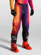 Alpinestars Pantalon Fluid Kepler, pantalon de motocross tout-terrain pour homme, violet et orange, coupe sport ergonomique avec genoux pré-curvés, porté avec des bottes Tech series