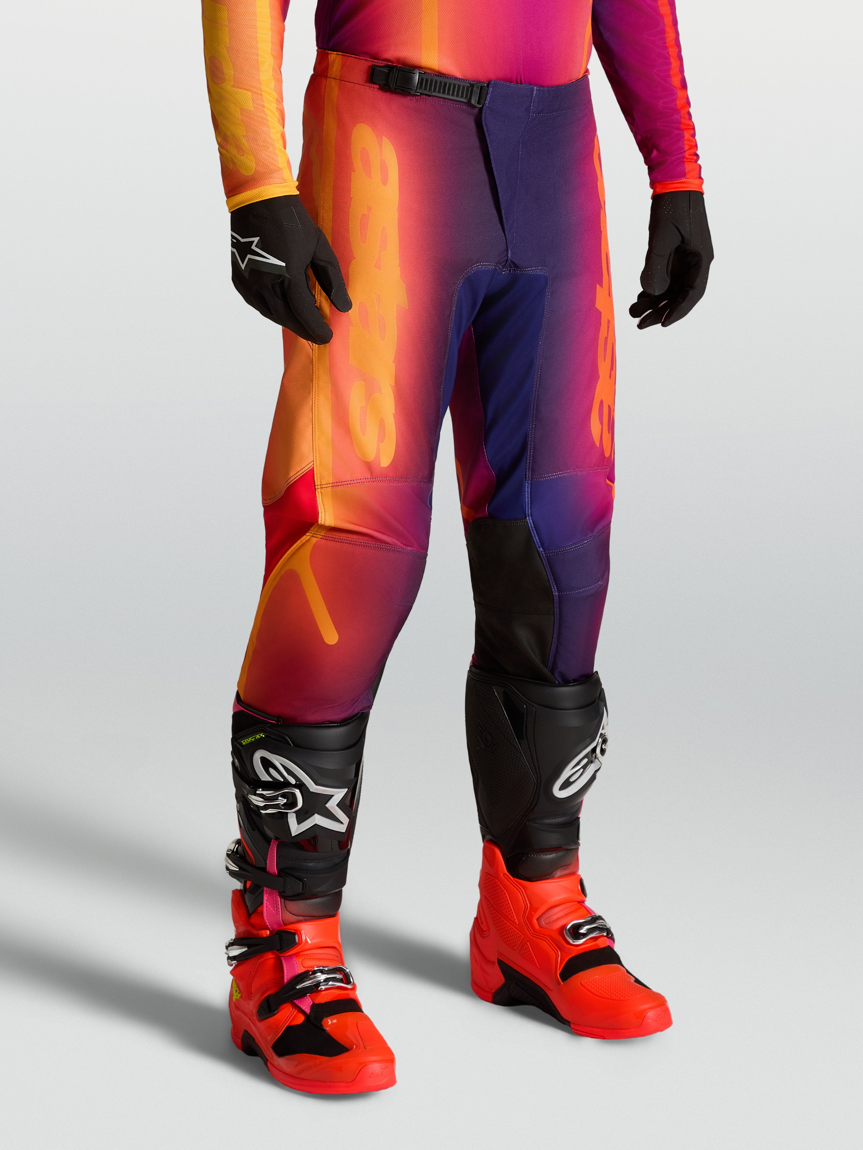 Alpinestars Pantalon Fluid Kepler, pantalon de motocross tout-terrain pour homme, violet et orange, coupe sport ergonomique avec genoux pré-curvés, porté avec des bottes Tech series