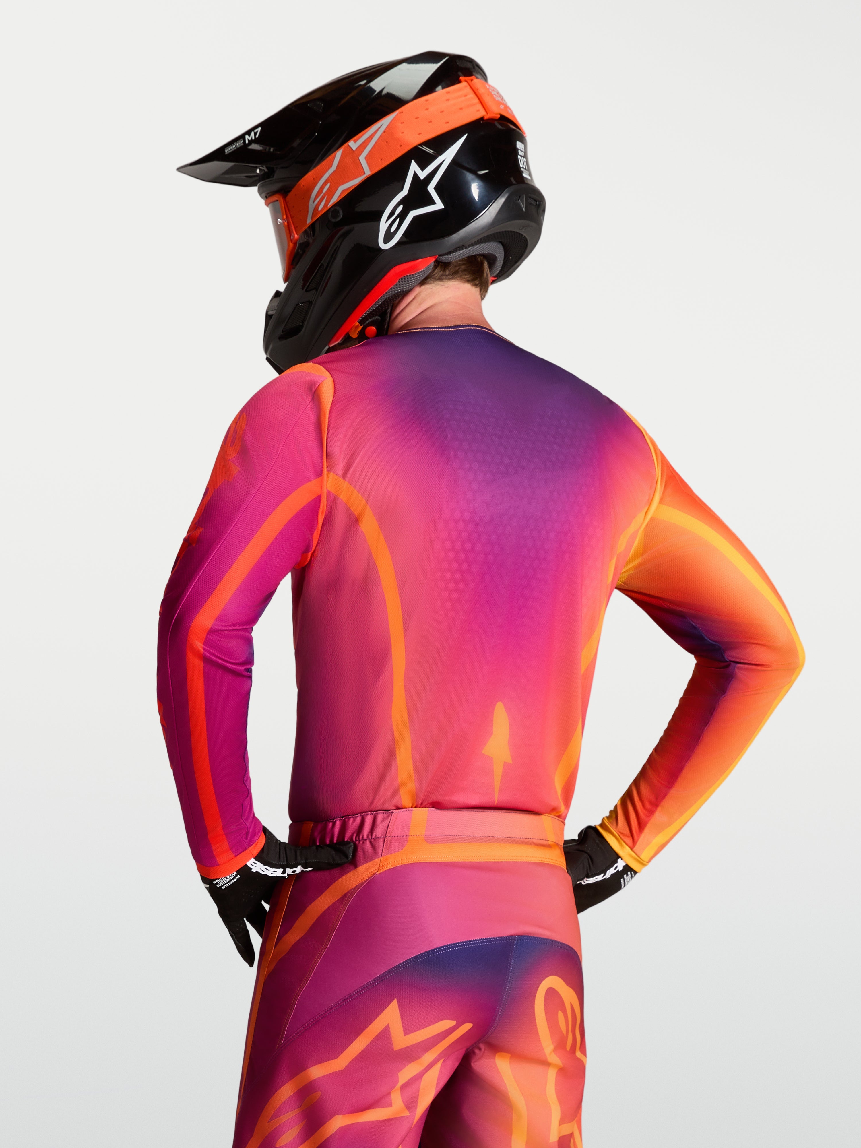 Maillot Alpinestars Fluid Kepler, équipement de motocross pour homme, violet et orange, vue de dos montrant la coupe athlétique ergonomique