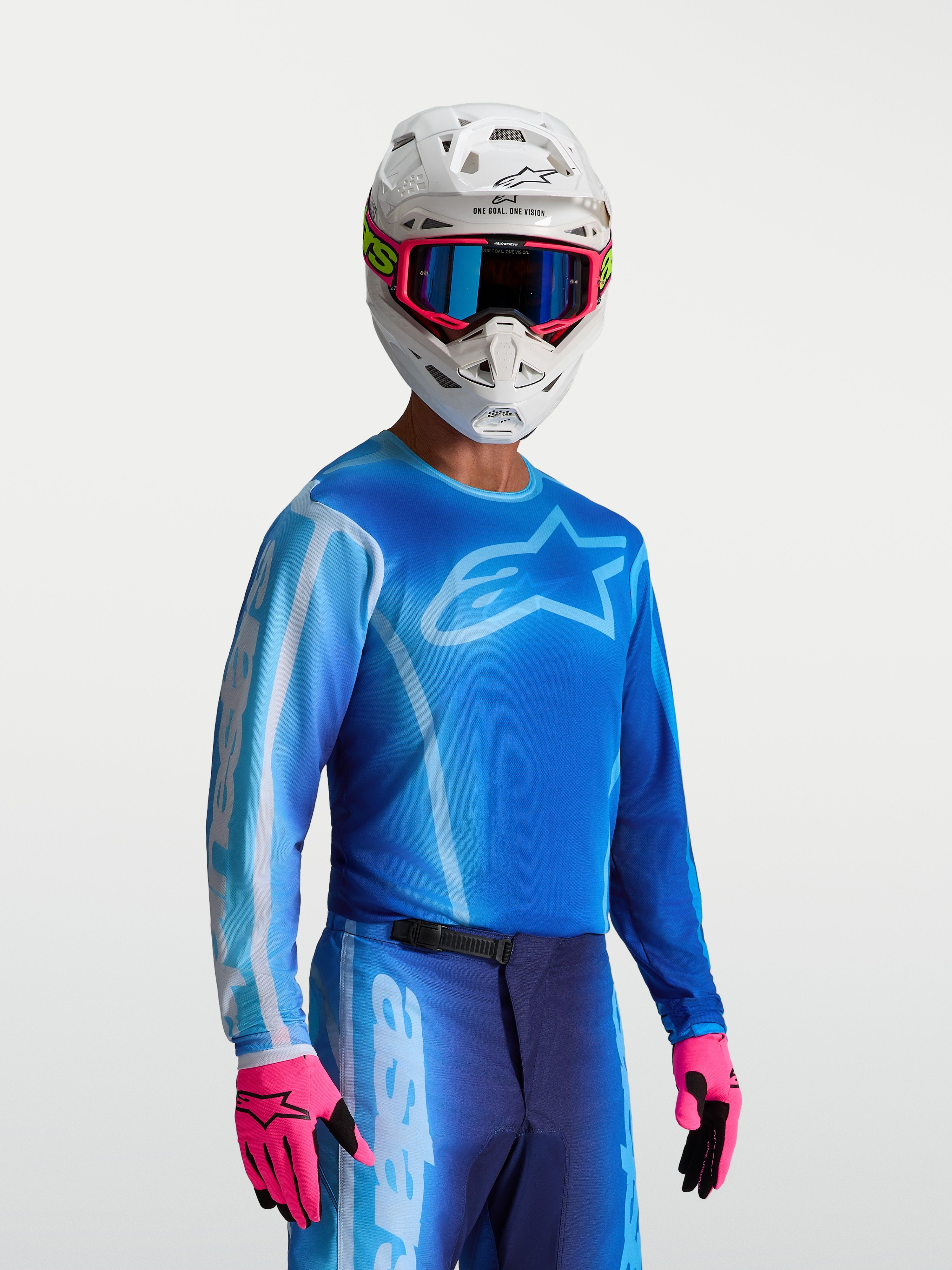 Alpinestars Maillot Fluid Kepler, maillot de motocross bleu pour homme, porté par un pilote, en tissu respirant.