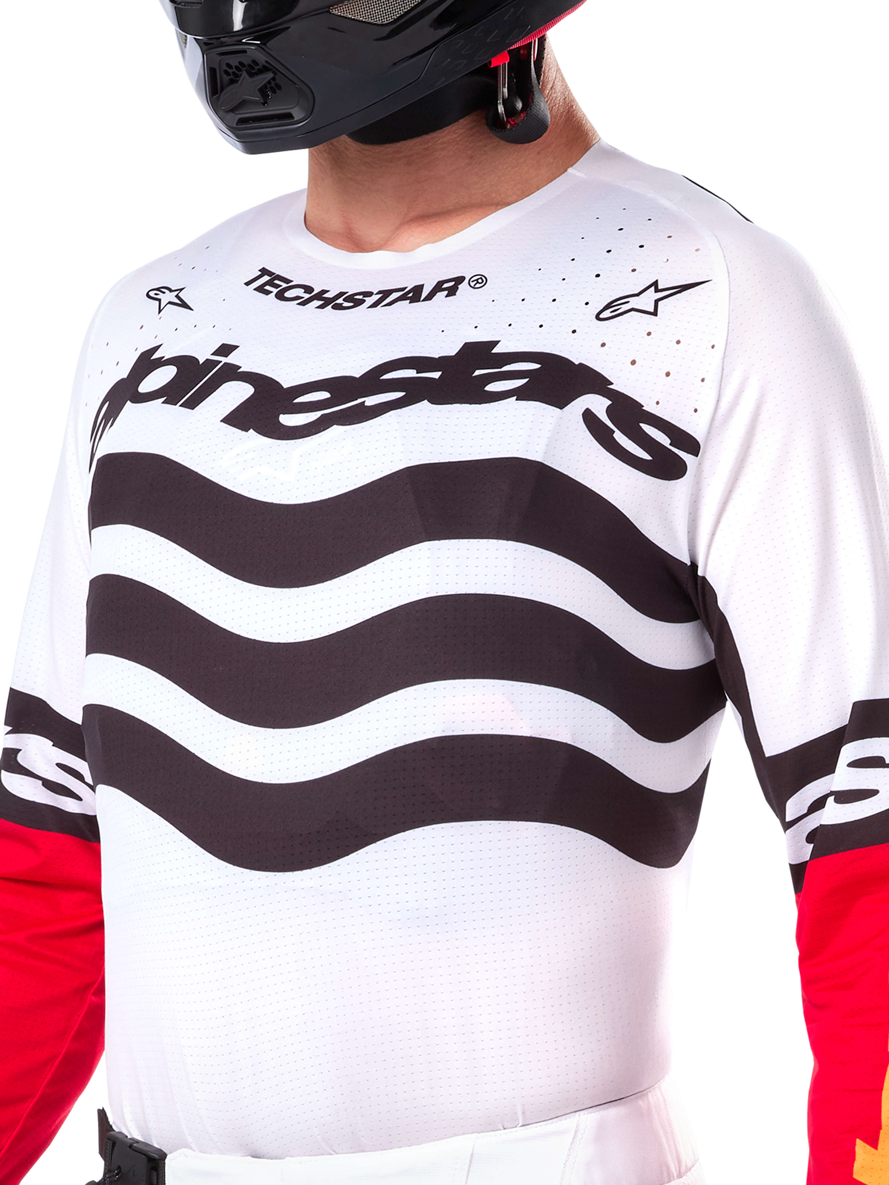 Maillot Alpinestars Techstar Deep Limited Edition, maillot de motocross blanc avec rayures horizontales noires ondulées et manches rouges, logos Alpinestars et Techstar, petites perforations découpées au laser sur la partie supérieure de la poitrine pour la ventilation, équipement tout-terrain athlétique
