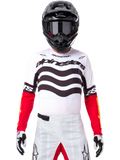 Pilote de motocross en tenue de course complète, Maillot Techstar Deep Édition Limitée blanc et noir avec manches rouges, graphismes ondulés et logo Alpinestars distinctif, pantalon de motocross blanc, casque et lunettes noirs, tenue coordonnée pour la course tout-terrain