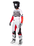 Ensemble d'équipement Alpinestars Techstar Deep Édition Limitée, tenue de motocross complète, maillot blanc avec motifs ondulés noirs et manches rouges, pantalon blanc avec accents rouges et noirs, casque noir avec lunettes argentées, gants blancs et noirs, bottes blanches, tenue de course MX coordonnée