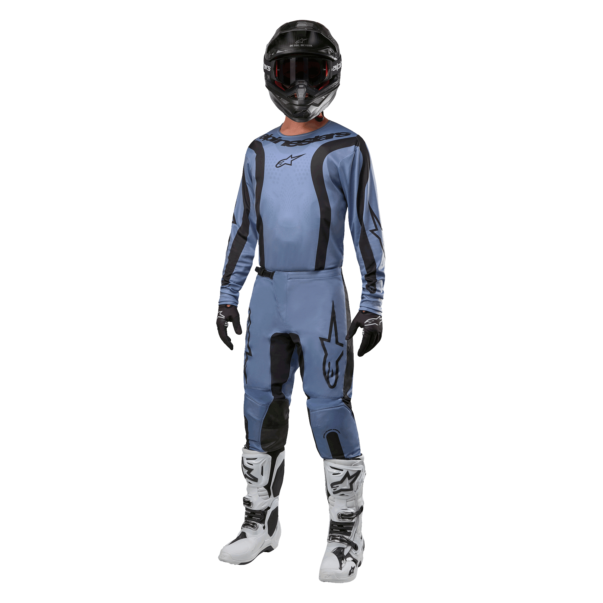 Pilote de motocross portant un équipement de course complet, maillot Alpinestars Fluid Lurv 2024 bleu clair et noir, pantalon bleu clair assorti avec empiècements noirs, bottes blanches et noires, gants noirs et casque noir avec lunettes, tenue coordonnée pour la course tout-terrain