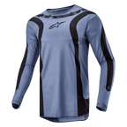 Alpinestars 2024 Fluid Lurv Jersey, maillot de motocross, bleu clair et noir, avec des graphismes noirs incurvés audacieux sur le devant et les manches, logo Alpinestars central sur la poitrine, et construction en poly-tissu haute performance avec un col sport.