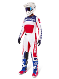 Ensemble d'équipement Alpinestars Techstar Fortitude Édition Limitée, tenue de motocross rouge, blanc et bleu, comprenant un maillot blanc avec des graphismes audacieux, un pantalon de course assorti, un casque blanc avec lunettes et des bottes bleues et rouges coordonnées, équipement de course professionnel pour la performance tout-terrain