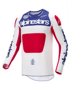 Maillot Alpinestars Techstar Fortitude Édition Limitée, maillot de motocross, rouge, blanc et bleu, avec un corps blanc, un large panneau central rouge, une section bleue sur la poitrine avec marquage Alpinestars blanc et des logos bleus sur les manches, conçu pour la performance en course tout-terrain