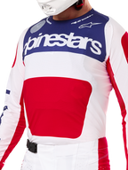 Alpinestars Techstar Fortitude Édition Limitée, ensemble de motocross rouge, blanc et bleu, maillot blanc avec empiècement bleu marine et motif rouge, pantalon avec boucle magnétique SX2, perforations laser pour le tout-terrain