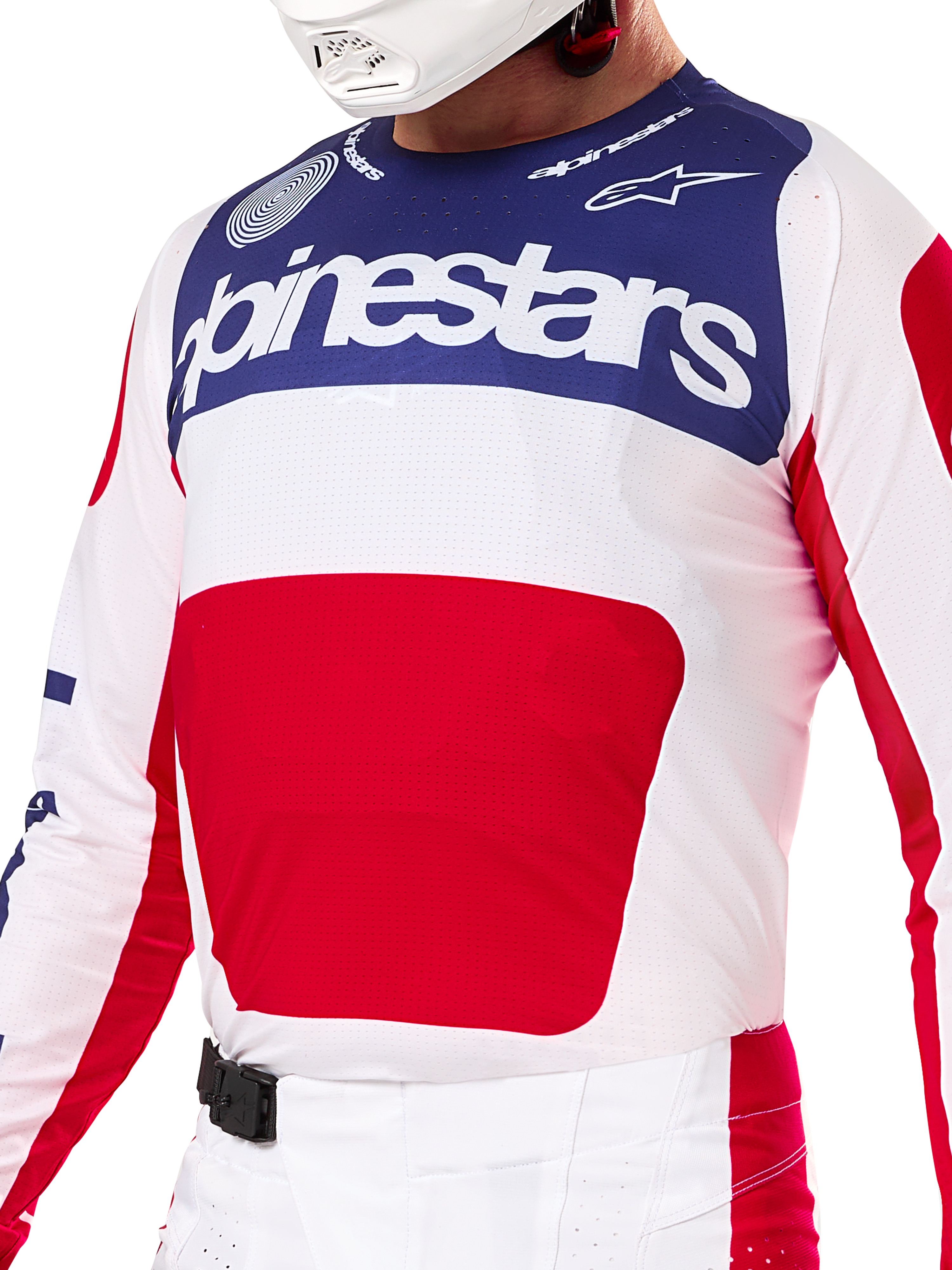 Alpinestars Techstar Fortitude Édition Limitée, ensemble de motocross rouge, blanc et bleu, maillot blanc avec empiècement bleu marine et motif rouge, pantalon avec boucle magnétique SX2, perforations laser pour le tout-terrain