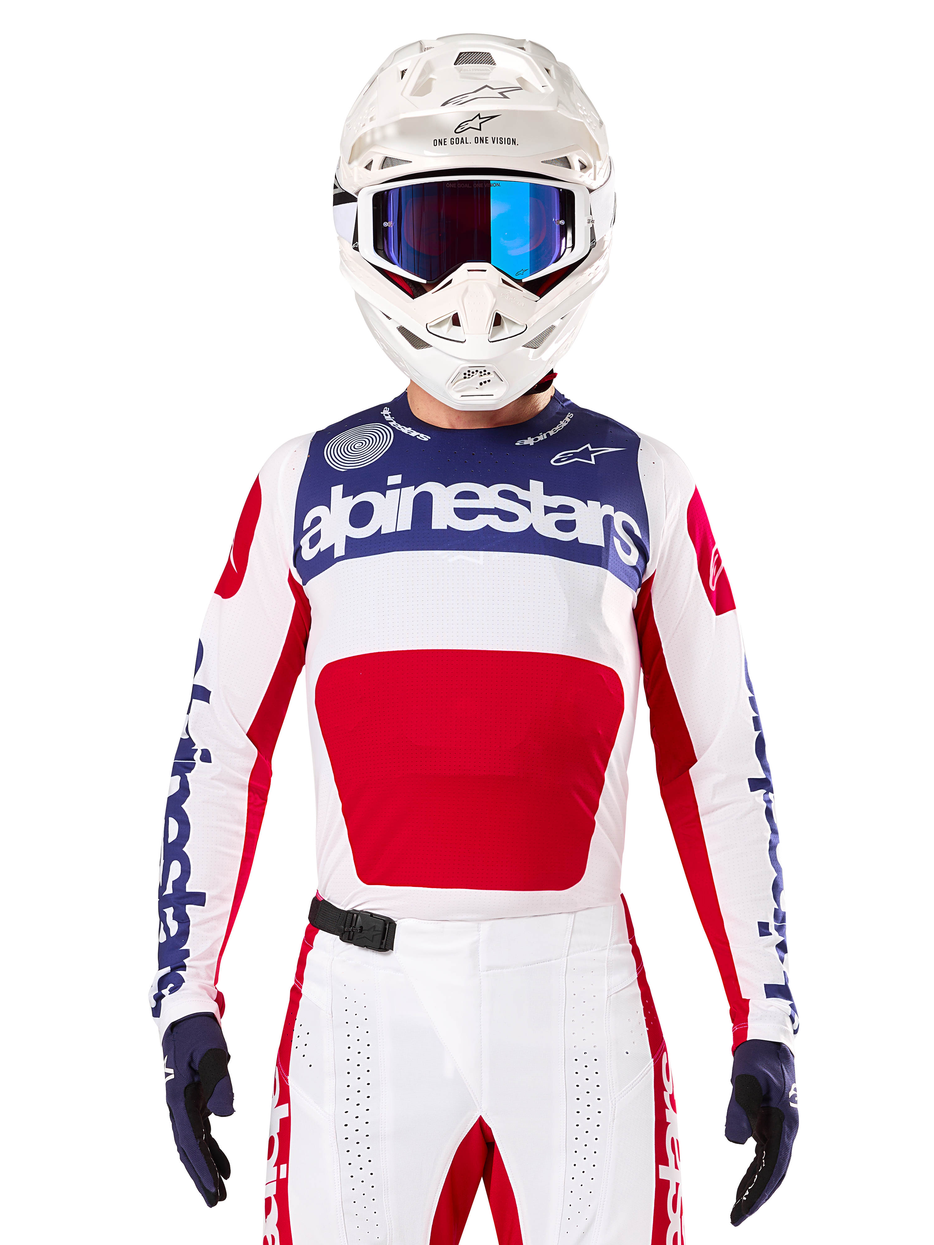 Maillot Techstar Fortitude Édition Limitée, maillot de motocross, blanc, rouge et bleu, porté avec pantalon et casque assortis, logo Alpinestars et devise « One Goal One Vision », détails perforés, design épuré pour la performance tout-terrain