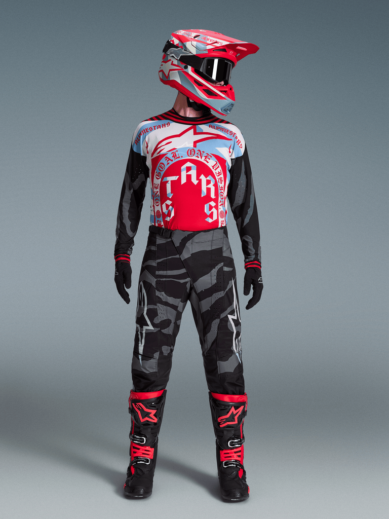 Tenue Complète Techstar Beast Coast Édition Limitée, maillot rouge et bleu, pantalon camouflage noir, casque et bottes.
