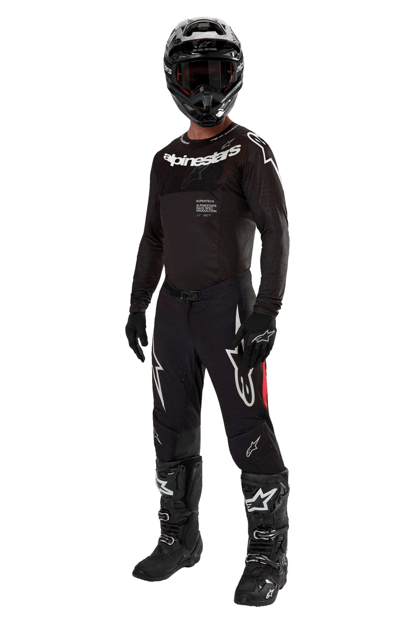 Pilote de motocross Alpinestars portant une tenue de course complète, maillot Supertech Ward 2024 Noir Rouge Berry, maillot noir avec marquage blanc, pantalon noir avec empiècements latéraux rouges et grands logos Astars blancs, casque, gants et bottes noirs, tenue professionnelle coordonnée pour le tout-terrain
