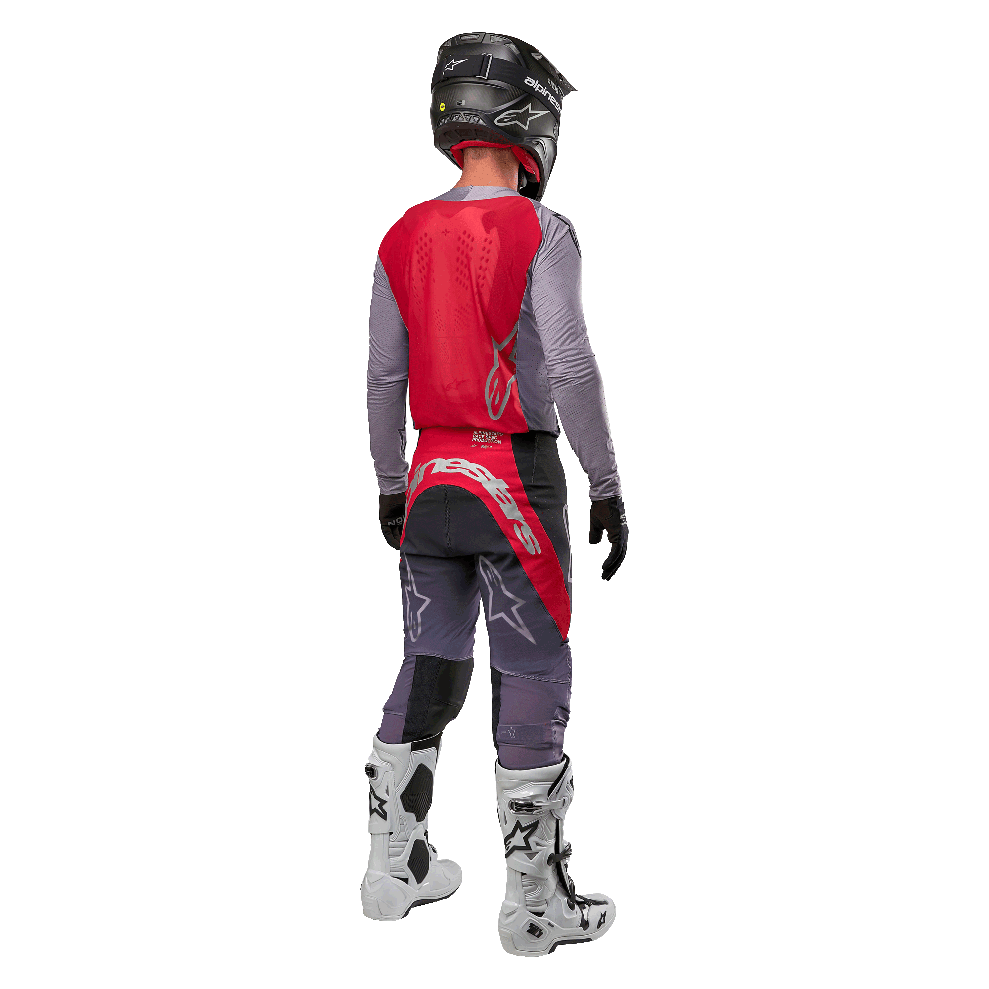 Maillot Alpinestars Supertech Dade 2024, maillot de motocross, rouge Iron Red Berry et gris, vue de dos sur un pilote, avec un panneau dorsal rouge, un logo gris et des manches grises, porté avec un pantalon de course coordonné gris et rouge, des bottes blanches et un casque noir, équipement tout-terrain professionnel.