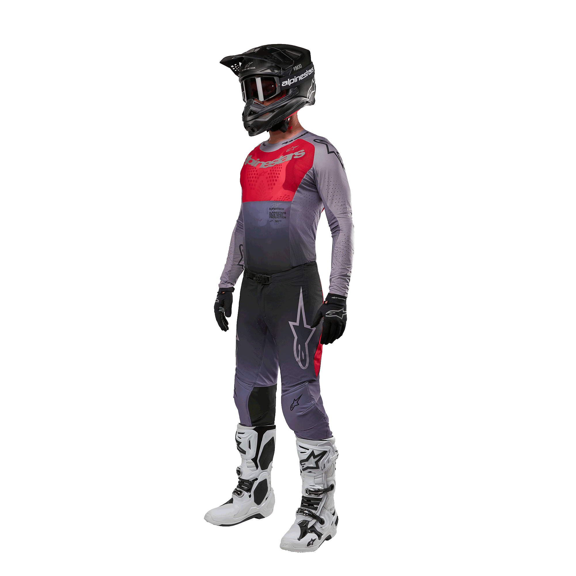 Pilote de motocross portant une tenue de course complète, maillot Alpinestars 2024 Supertech Dade en Iron Red Berry et gris, pantalon gris assorti avec des accents rouges, casque noir avec masque, bottes blanches et noires, gants noirs, tenue coordonnée pour la course tout-terrain