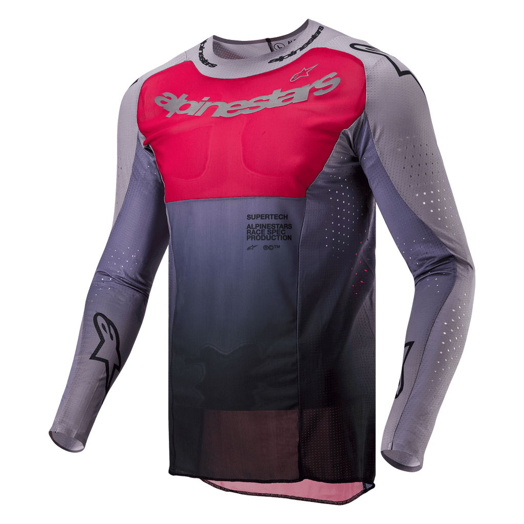 Maillot Alpinestars 2024 Supertech Dade, maillot de motocross, rouge Iron Red Berry et gris, doté d'un empiècement rouge vif sur la poitrine avec logo argenté, dégradé gris foncé à la taille, perforations découpées au laser sur les manches et les côtés, et une coupe de course athlétique.