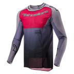 Maillot Alpinestars 2024 Supertech Dade, maillot de motocross, rouge Iron Red Berry et gris, doté d'un empiècement rouge vif sur la poitrine avec logo argenté, dégradé gris foncé à la taille, perforations découpées au laser sur les manches et les côtés, et une coupe de course athlétique.
