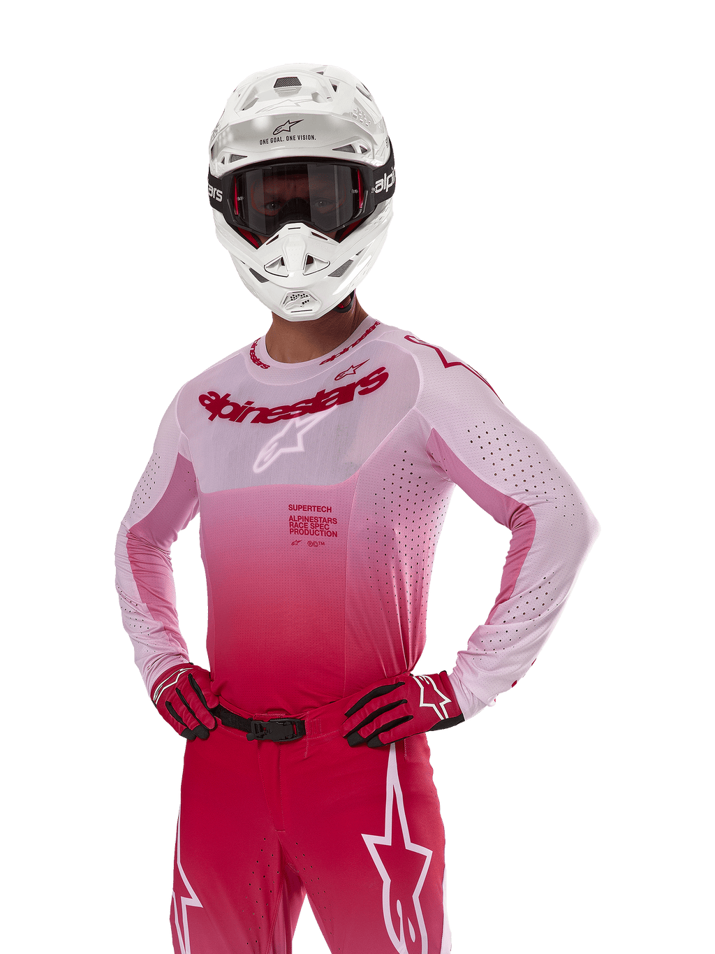 Maillot Alpinestars Supertech Dade 2024, équipement de course de motocross, design en dégradé Red Berry Lilac, maillot à manches longues avec perforations découpées au laser, porté par un pilote avec un casque blanc et des gants et pantalon rouges assortis, tenue de motocross professionnelle sur fond blanc