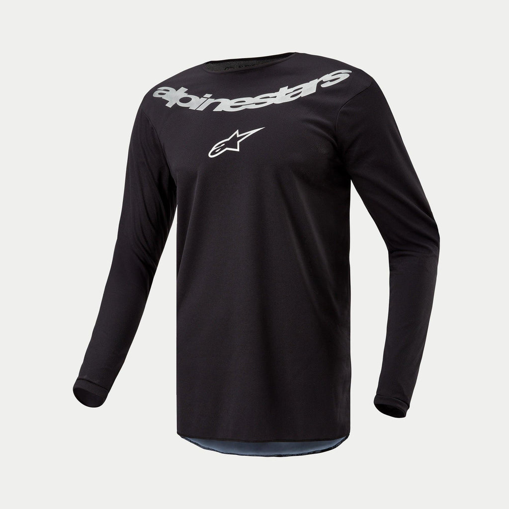 Maillot Alpinestars Fluid Graphite 2024, maillot de motocross, noir et argent, haut de performance à manches longues avec grand logo Alpinestars et étoile argentés sur la poitrine, poly-tissu léger évacuant l'humidité pour la conduite tout-terrain