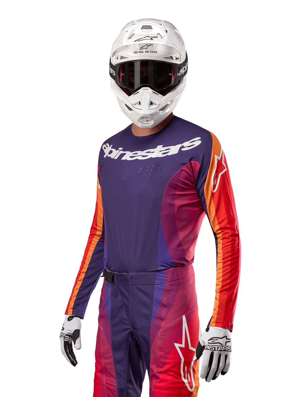 Pilote de motocross portant le maillot Techstar Pneuma 2024 d'Alpinestars, violet foncé et orange avec marquage Alpinestars blanc, assorti d'un pantalon de motocross, d'un casque de course blanc et de gants, équipement de course MX haute performance