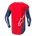 Maillot Alpinestars Techstar Pneuma 2024, maillot de motocross, rouge, bleu et blanc, vue arrière montrant des graphismes ondulés sur les manches, inscription Alpinestars blanche sur les bras et logo Astar sur le bas du dos, conception ergonomique pour le pilotage tout-terrain