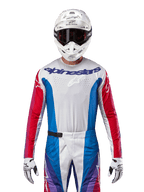 Maillot Alpinestars Techstar Pneuma 2024, maillot de motocross, bleu Mars, rouge et blanc, vue de face porté par un pilote avec casque et gants blancs, avec perforations découpées au laser sur la poitrine et logos distinctifs, vêtement de course athlétique pour le tout-terrain