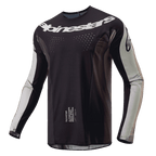 Maillot Alpinestars Techstar Pneuma 2024, maillot de motocross, sable foncé et gris poussière de fer, corps principal noir avec empiècements gris clair sur les manches, logo Alpinestars blanc sur la poitrine, perforations de ventilation découpées au laser, équipement de pilotage tout-terrain haute performance