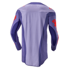 Maillot Alpinestars Techstar Ocuri 2024, maillot de motocross, pourpre et orange vif, vue de dos avec design multi-panneaux pourpre, logos orange sur les manches et les épaules, et dos rallongé pour la performance en course tout-terrain.