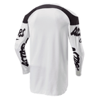 Maillot Alpinestars Racer Hana 2024, maillot de motocross, blanc et noir, vue arrière avec coupe plus longue pour une meilleure couverture, empiècements noirs aux épaules et logos manuscrits noirs sur les manches, tissu durable évacuant l'humidité pour la performance tout-terrain
