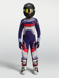Ensemble Alpinestars Supertech Dyna Junior 2027, tenue de motocross violette et blanche avec casque et bottes.
