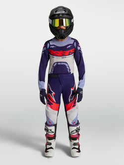 Ensemble Alpinestars Supertech Dyna Junior 2027, tenue de motocross violette et blanche avec casque et bottes.