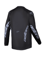 Maillot Alpinestars 2025 Youth Racer Graphite, vue arrière, noir et gris, maillot de motocross à manches longues avec logo Alpinestars gris sur les manches et les côtés, tissu évacuant l'humidité avec coupe plus longue à l'arrière pour la conduite tout-terrain