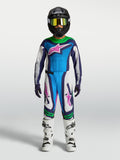 Alpinestars Supertech Maven Junior, ensemble de motocross bleu et blanc avec accents verts et roses, porté.