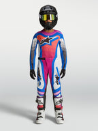Alpinestars Supertech Maven Junior, maillot et ensemble de motocross pour enfant bleu et corail, tenue complète sur modèle