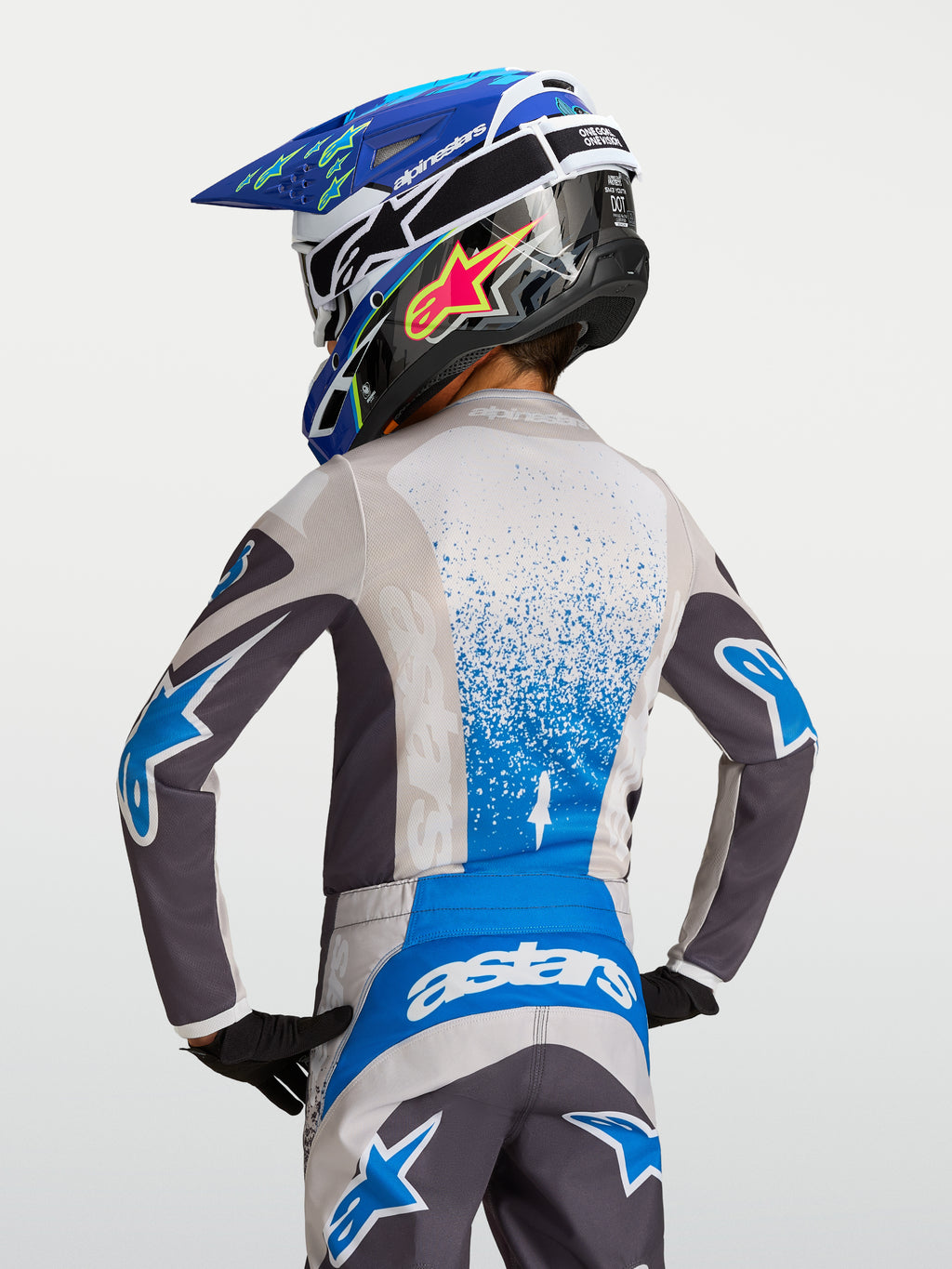 Maillot Alpinestars Fluid Drag Junior 2027, équipement de motocross gris et bleu pour enfant, vue de dos, textile respirant