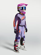 Alpinestars Ensemble Fluid Hunt Junior 2027, maillot et pantalon de motocross pour enfant, violet et rose fluo, équipement tout-terrain complet avec casque et bottes.