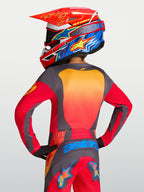 Maillot Alpinestars Fluid Hunt Junior rouge et gris vu de dos, maillot de motocross à coupe décontractée.