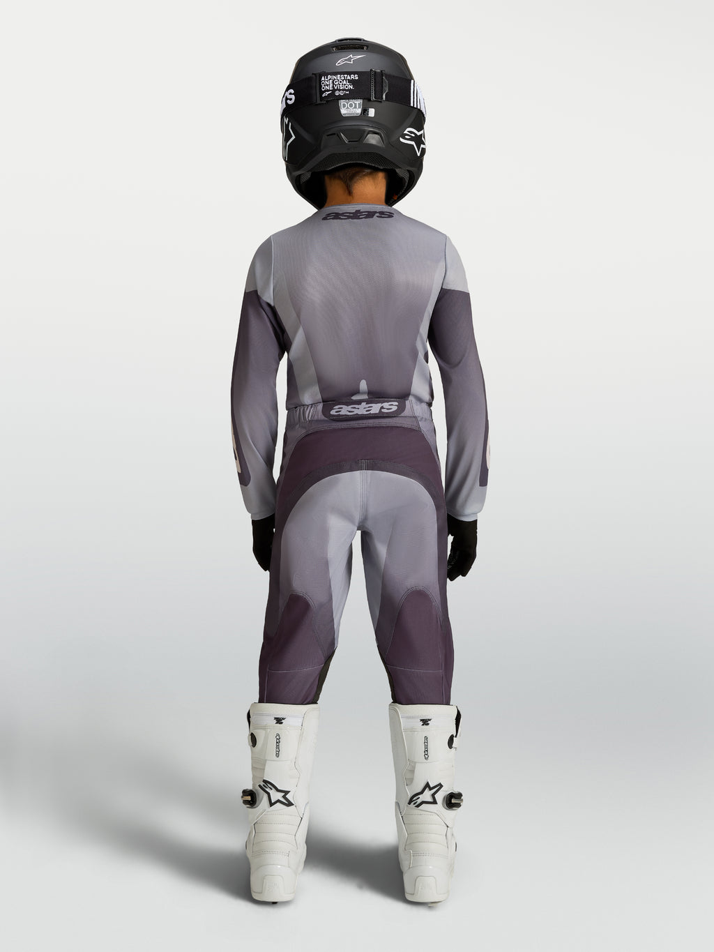 Alpinestars maillot et ensemble Fluid Amber Junior 2027, tenue de motocross grise et violette, vue de dos, jeune pilote.