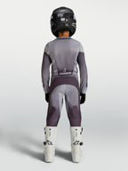 Alpinestars maillot et ensemble Fluid Amber Junior 2027, tenue de motocross grise et violette, vue de dos, jeune pilote.