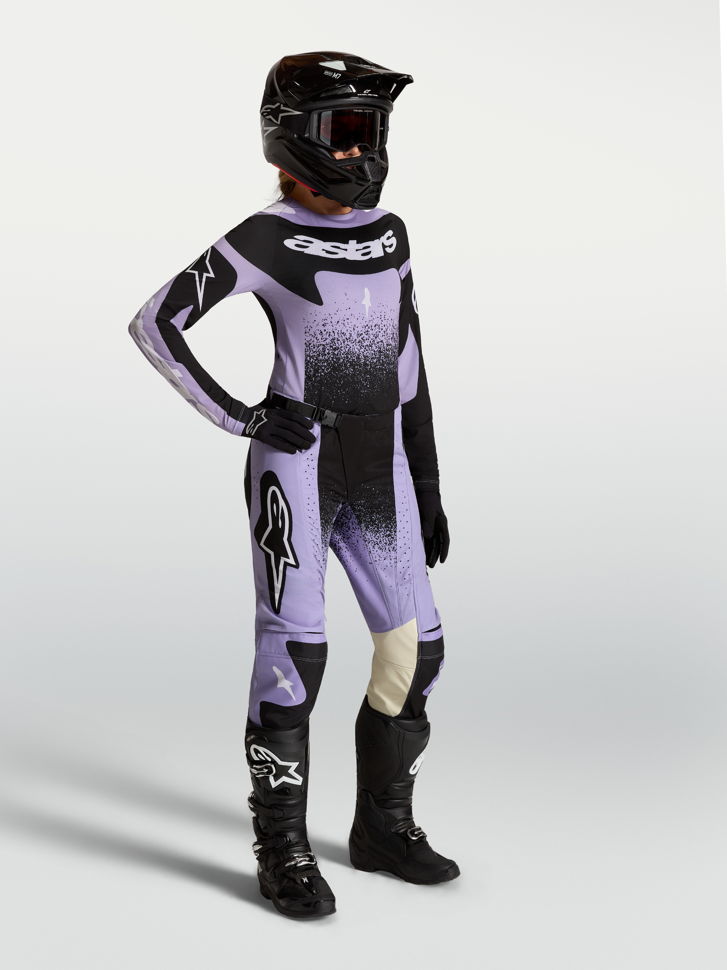 Ensemble de motocross Alpinestars Stella Techstar Swan pour femme, maillot et pantalon violets et noirs avec graphismes.