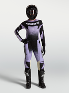 Alpinestars Stella Techstar Swan Gear Set, ensemble de motocross pour femme, violet et noir, maillot et pantalon portés par une pilote avec casque et bottes.